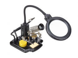 derde hand met vergrootglas en soldeertools - vthhsc