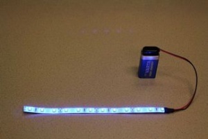 Flexibele LEDSTRIP op batterij - Blauw 20 cm. met 9 Volt aansluiting - LEDSTRIP op batterijvoeding - ledstr20b